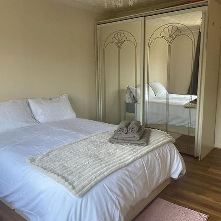 Single And Doubles Rooms Close To Central London Exterior photo