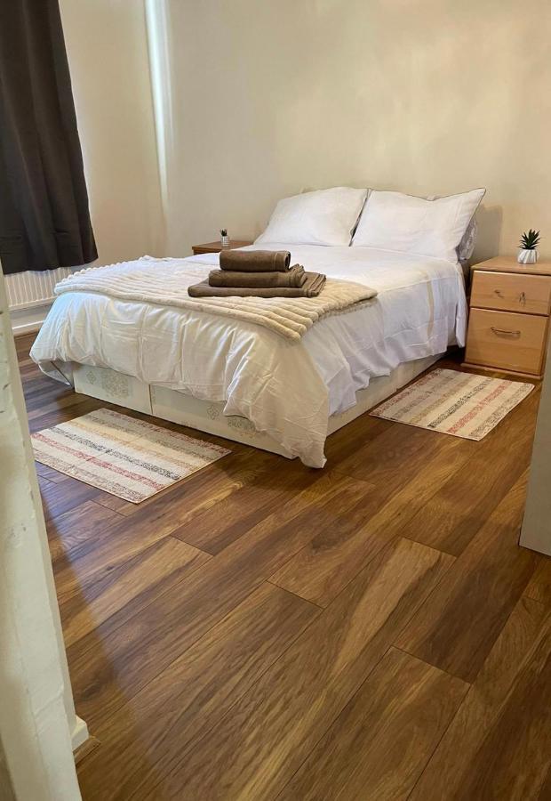 Single And Doubles Rooms Close To Central London Exterior photo