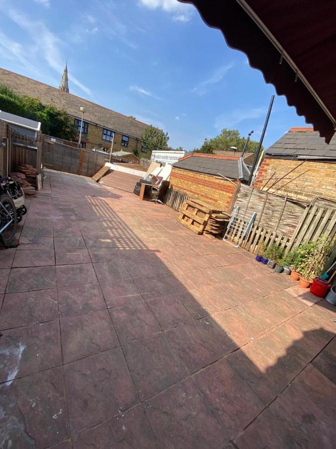 Single And Doubles Rooms Close To Central London Exterior photo