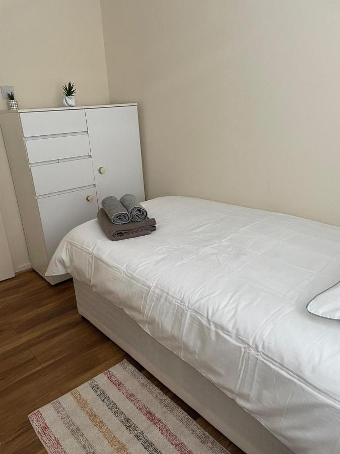 Single And Doubles Rooms Close To Central London Exterior photo