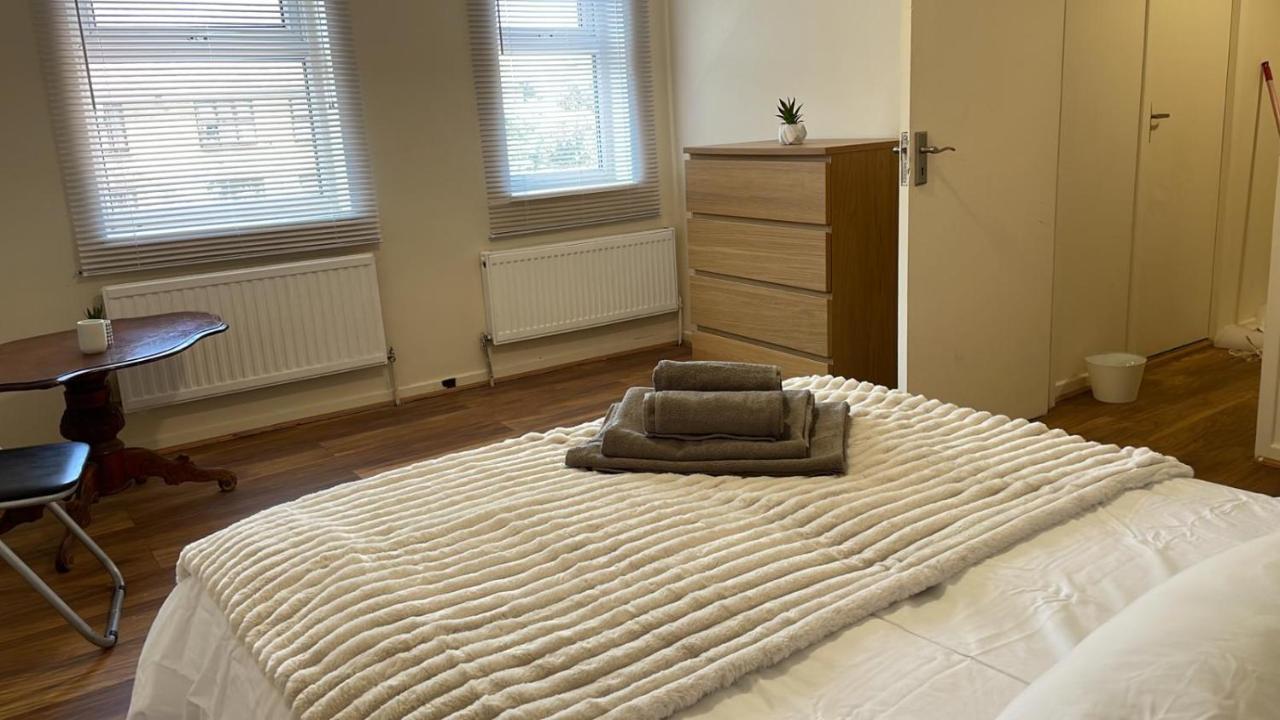 Single And Doubles Rooms Close To Central London Exterior photo
