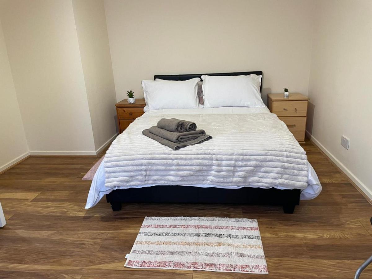 Single And Doubles Rooms Close To Central London Exterior photo