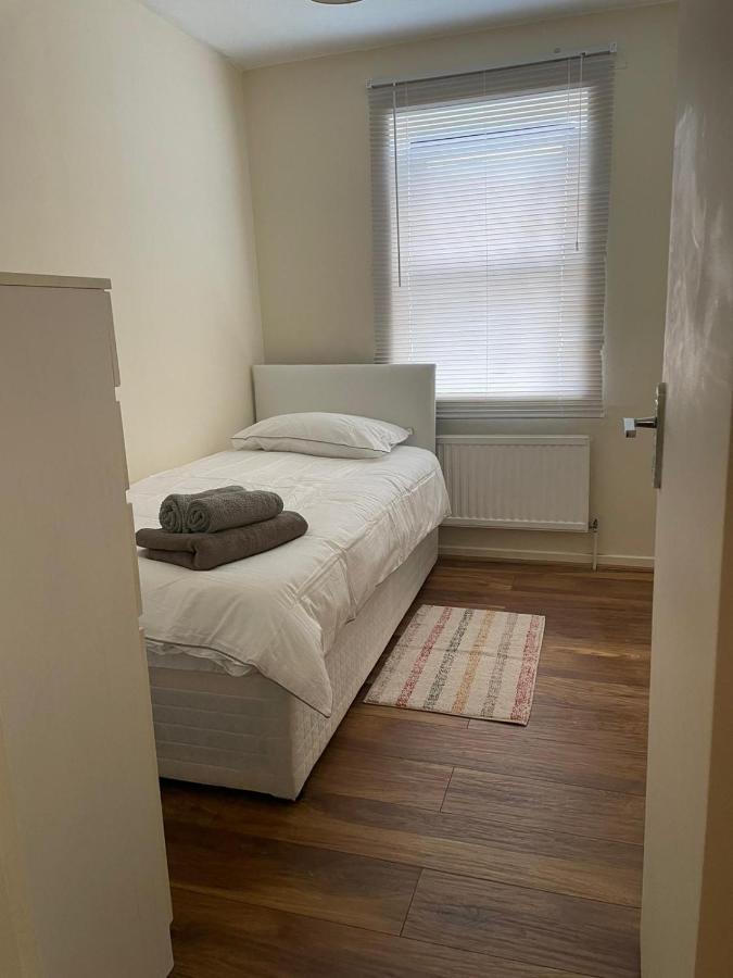Single And Doubles Rooms Close To Central London Exterior photo