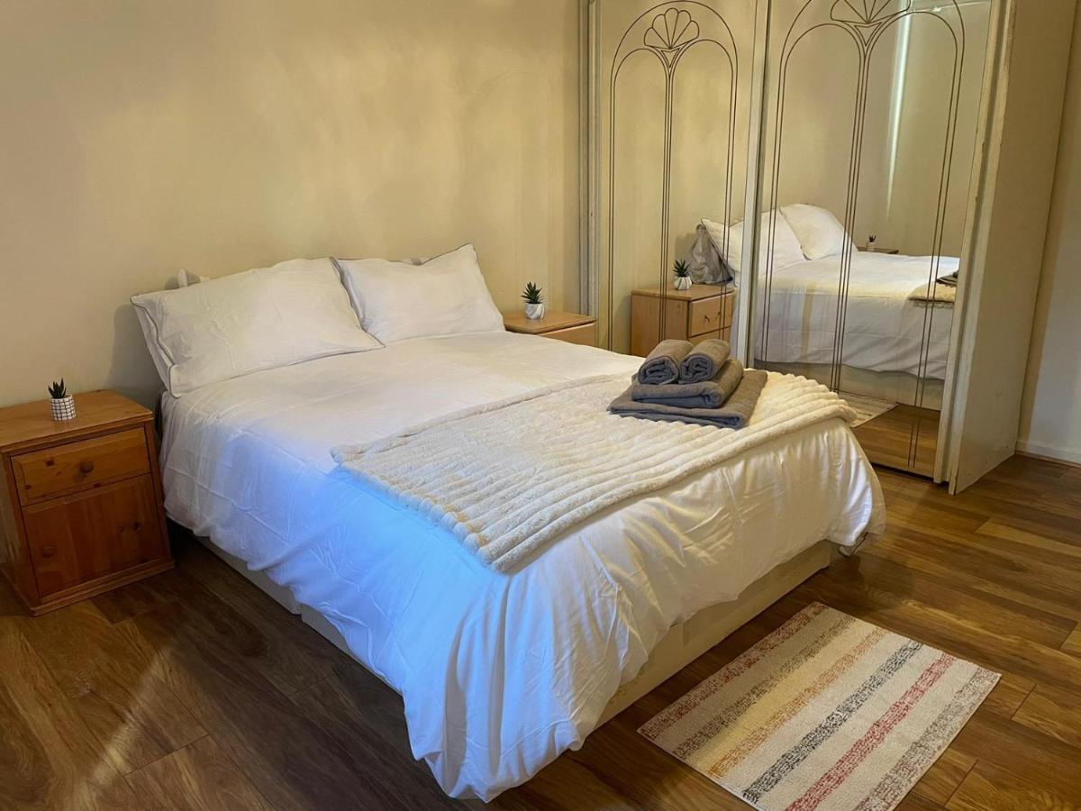 Single And Doubles Rooms Close To Central London Exterior photo